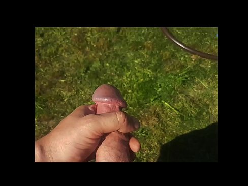 ❤️ Keçika germ di bexçeyek havînê de pisîka xwe ya pembe diqelişe û bi şuştinê dixe. ❤❌ Tenê porno li me ku.pornado-co.ru ❌️