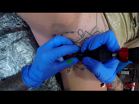 ❤️ Keçika pir tattookirî Sully Savage tattooek li ser klîtorê xwe kir. ❤❌ Tenê porno li me ku.pornado-co.ru ❌️